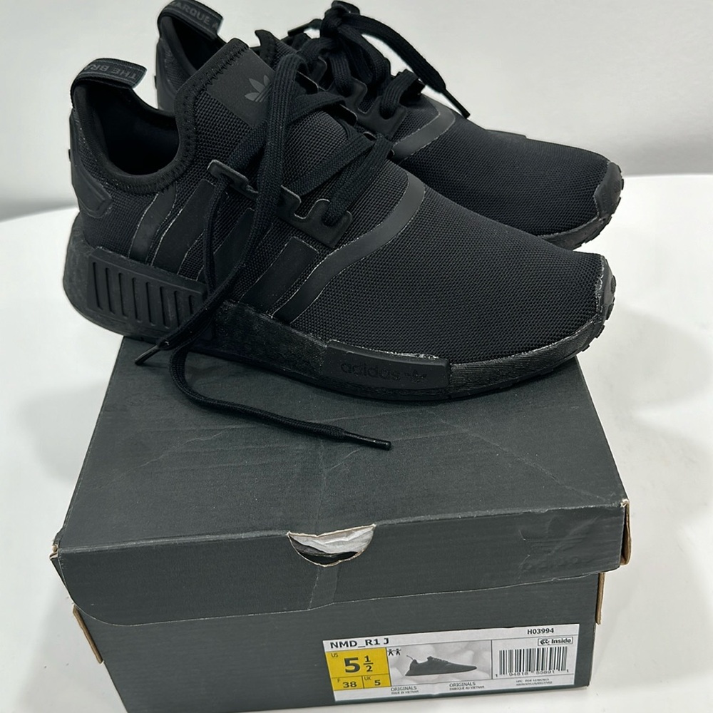 Adidas NEW sneakers black size 5,5 boys. Smoke and pet free home.